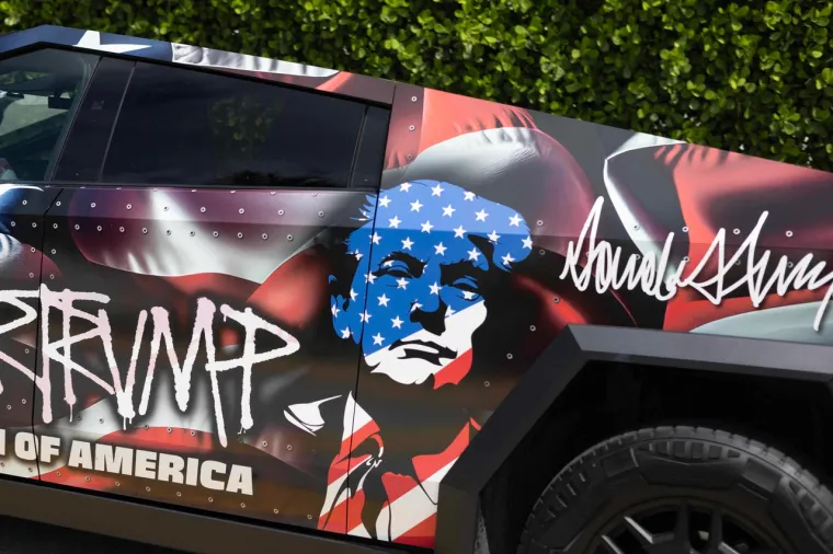 Prema drugoj teoriji, Trump je imao operaciju vlasišta. Dugo godina negirao je da nosi tupe, a tvrdnje su se pokazale istinitima nakon što je njegova supruga Ivana Trump u brakorazvodnoj parnici 1990. godine pod prisegom izjavila da ju je Trump silovao zbog boli koju je trpio nakon operacije vlasišta 1989. godine.