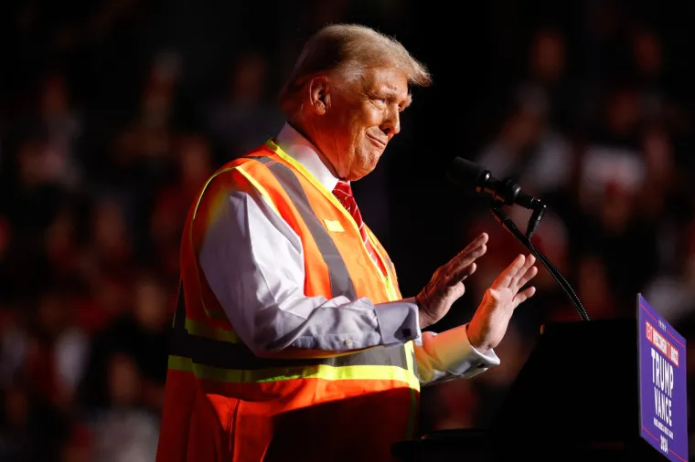 Drugi liječnik, dr. Alan Bauman, rekao je da je Trump vjerojatno bio podvrgnut nekoj vrsti zahvata za kosu, nakon što se pojavila snimka na kojoj je vjetar podignuo Trumpovu kosu i otkrio ćelavi dio glave.