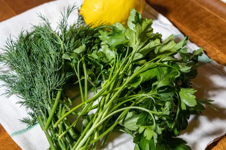 Osjetljive biljke poput per&scaron;ina ili čak i ono otpornije poput ružmarina najbolje je kupiti svježe. Zamrzavanjem začinsko bilje gubi svoj karakteristični okus i teksturu. Su&scaron;enje začinskog bilja, s druge strane, koncentrira njegov okus, čineći ga mnogo snažnijim nego kad je svježe. 