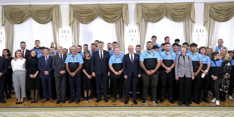 Dio sredstava sakupili uz pomoć fund kampanje i došli na dvoipoltjednu turneju. 