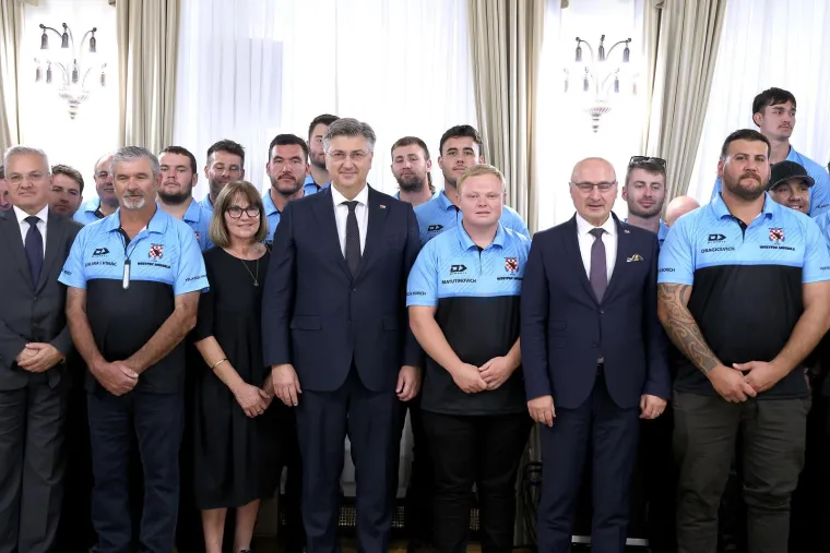 &quot;Posve je drugačije, bilo je kao da odlazim u neki novi svijet. Mi smo navikli na zelena prostranstva, a u Hrvatskoj je dosta stjenovitih područja, a razgovarao sam i sa stočarima, imaju po pet-šest krava i muzu ih ručno, pa su se šokirali kad sam im rekao da mi imamo farmu s 500 krava. Ali osjećao sam se kao kod kuće i momci u reprezentaciji su me odlično prihvatili.&quot;