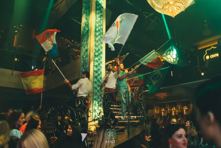 Goste kluba nerijetko zabvaljaju estradne zvijezde, a ovog će tjedna nastupati Miroslav ilić te grupa Magazin, koja će predstaviti novu pjevačicu. 