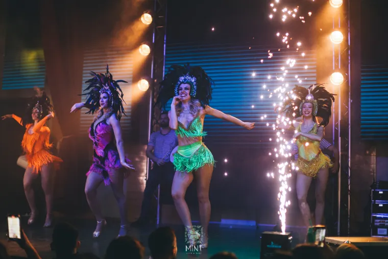 Klub se može pohvaliti ekstravagantim kostimima te zaintrigirajućom kostimografijom, ali i odličnom uslugom. 