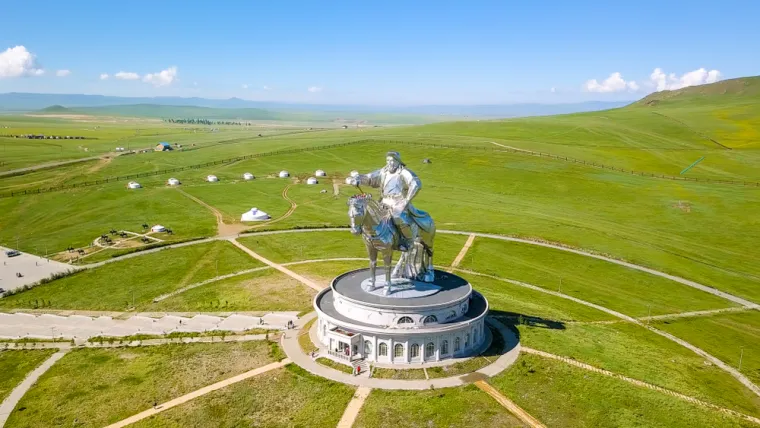 5) Ulaanbaatar, Mongolija: U 2015. godini Svjetska meteorološka organizacija proglasila je ovaj grad najhladnijim glavnim gradom na svijetu, s temperaturama koje padaju do -40 Celzijevih stupnjeva.