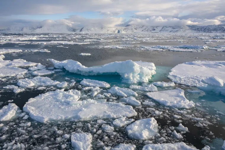 9. North Ice, Grenland: Između 1952. i 1954. godine, britanska ekspedicija na sjeveru Grenlanda zabilježila je najnižu zabilježenu temperaturu u Sjevernoj Americi, od -66 °C.