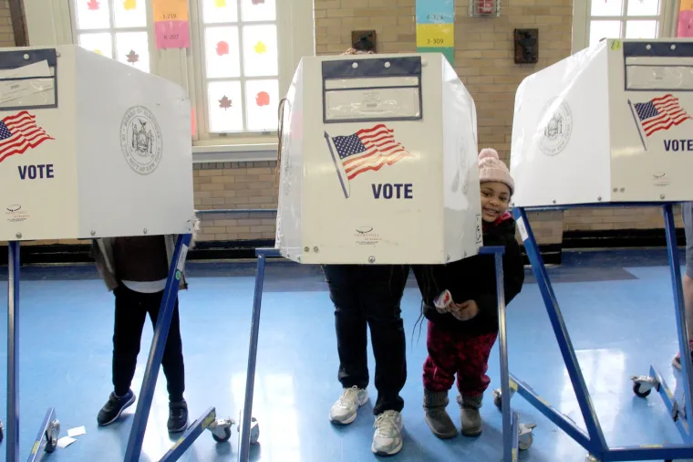 FBI upozorio Amerikance na lažne snimke: Prikupljaju se glasovi, ljudi i dalje na birali&scaron;tima