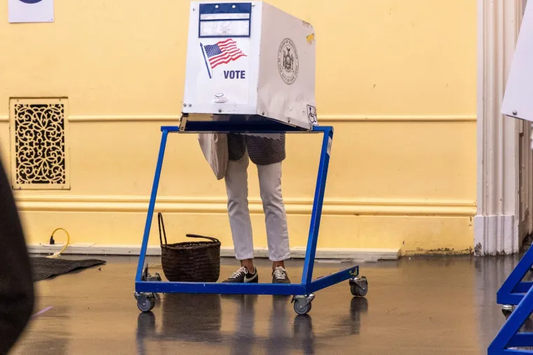 FBI upozorio Amerikance na lažne snimke: Prikupljaju se glasovi, ljudi i dalje na birali&scaron;tima