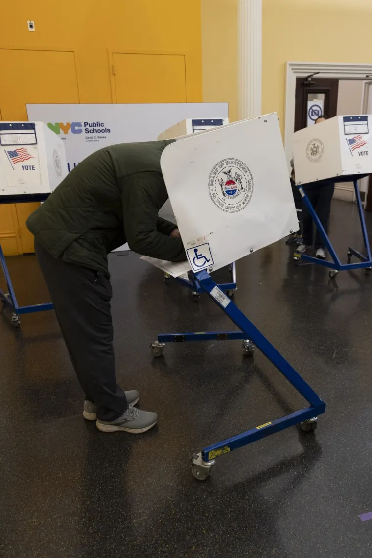 FBI upozorio Amerikance na lažne snimke: Prikupljaju se glasovi, ljudi i dalje na birali&scaron;tima