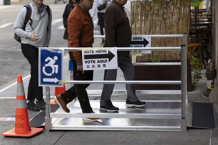 FBI upozorio Amerikance na lažne snimke: Prikupljaju se glasovi, ljudi i dalje na birali&scaron;tima