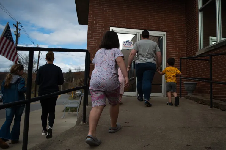 FBI upozorio Amerikance na lažne snimke: Prikupljaju se glasovi, ljudi i dalje na birali&scaron;tima