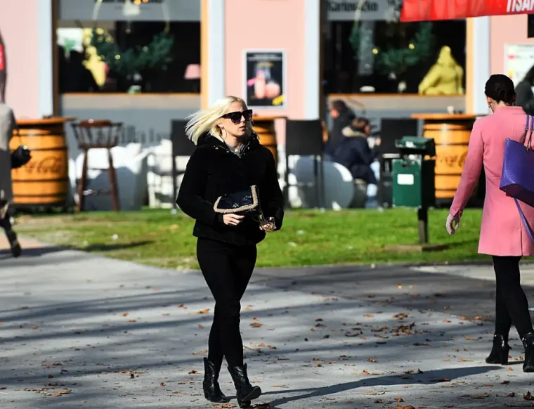 Prolaznici su se od sunca &scaron;titili sunčanim naočalama