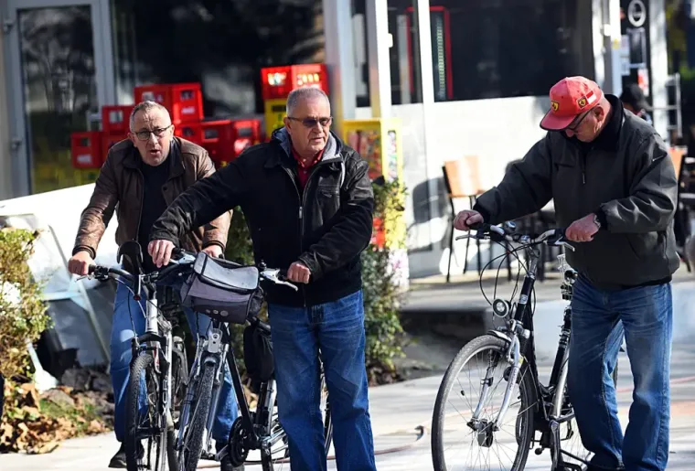 Jesenje čari Karlovačkih ulica: Evo kako su građani uživali u &scaron;tetnji prohladnim gradom