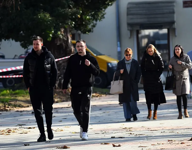 Jesenje čari Karlovačkih ulica: Evo kako su građani uživali u &scaron;tetnji prohladnim gradom