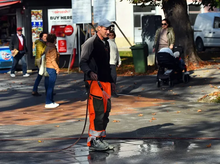 Jesenje čari Karlovačkih ulica: Evo kako su građani uživali u &scaron;tetnji prohladnim gradom
