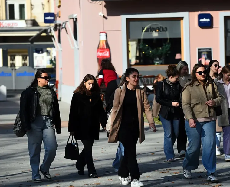 Jesenje čari Karlovačkih ulica: Evo kako su građani uživali u &scaron;tetnji prohladnim gradom