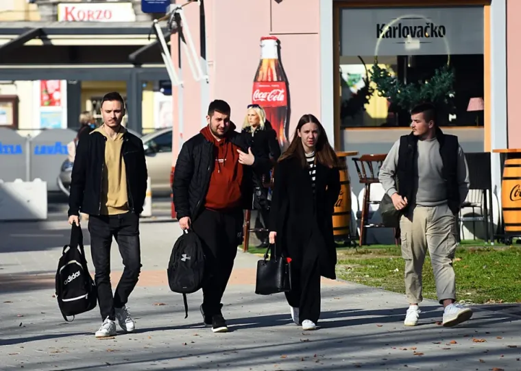 Jesenje čari Karlovačkih ulica: Evo kako su građani uživali u &scaron;tetnji prohladnim gradom