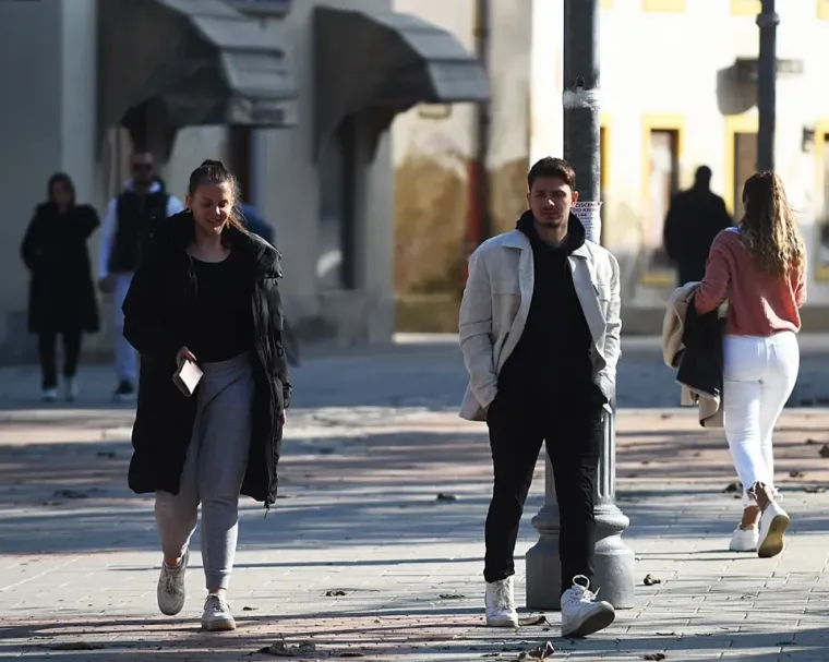 Jesenje čari Karlovačkih ulica: Evo kako su građani uživali u &scaron;tetnji prohladnim gradom