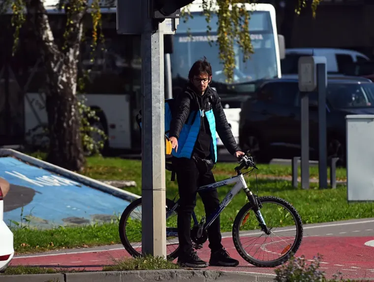 Jesenje čari Karlovačkih ulica: Evo kako su građani uživali u &scaron;tetnji prohladnim gradom