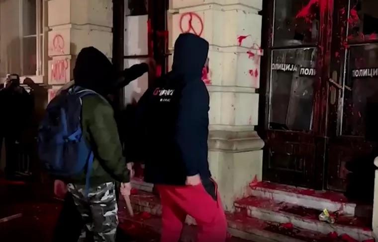 Fekalije, suzavac, razbijeni prozori i vrata. Ovo je prosvjed u Novom Sadu zbog smrti 14 osoba na Željezničkoj stanici