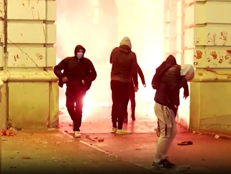 Fekalije, suzavac, razbijeni prozori i vrata. Ovo je prosvjed u Novom Sadu zbog smrti 14 osoba na Željezničkoj stanici