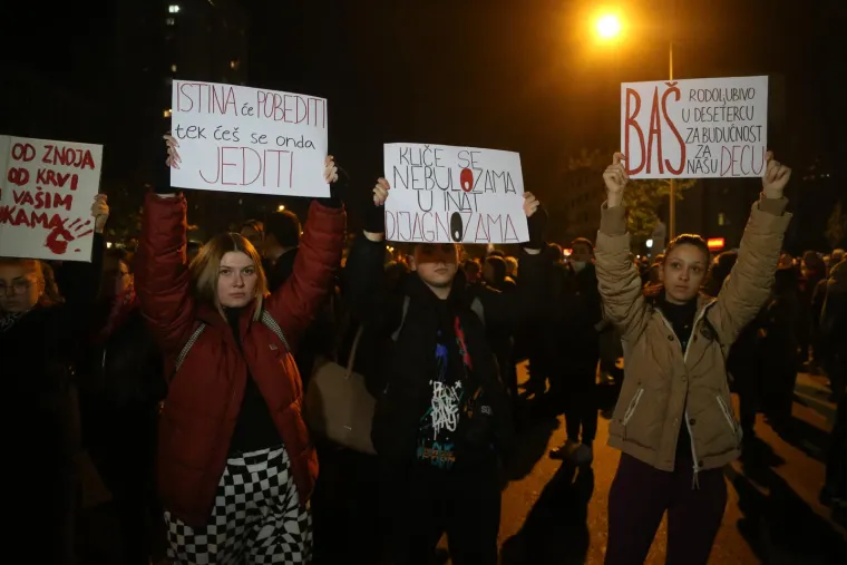 Fekalije, suzavac, razbijeni prozori i vrata. Ovo je prosvjed u Novom Sadu zbog smrti 14 osoba na Željezničkoj stanici