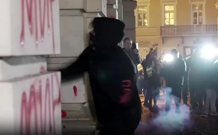 Fekalije, suzavac, razbijeni prozori i vrata. Ovo je prosvjed u Novom Sadu zbog smrti 14 osoba na Željezničkoj stanici