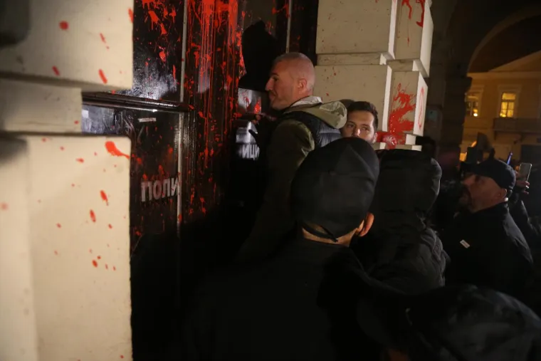 Fekalije, suzavac, razbijeni prozori i vrata. Ovo je prosvjed u Novom Sadu zbog smrti 14 osoba na Željezničkoj stanici