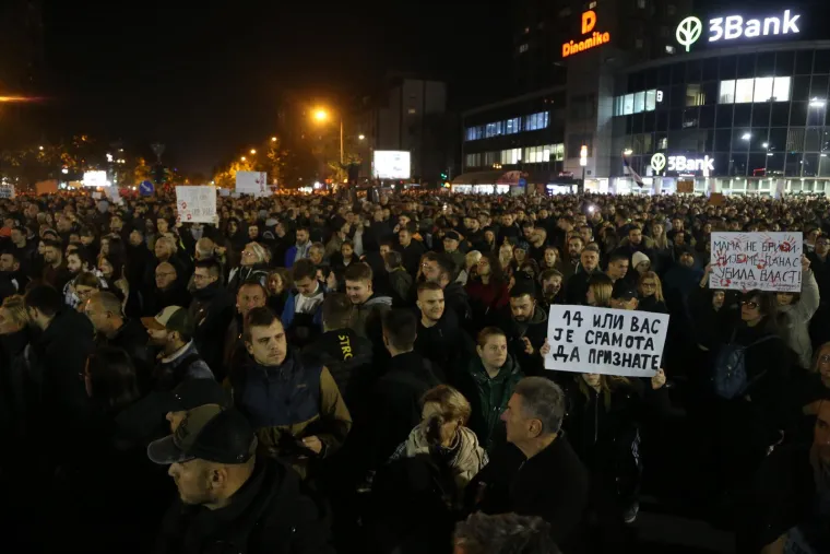 Fekalije, suzavac, razbijeni prozori i vrata. Ovo je prosvjed u Novom Sadu zbog smrti 14 osoba na Željezničkoj stanici