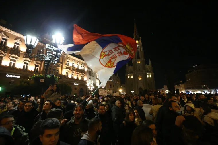 Fekalije, suzavac, razbijeni prozori i vrata. Ovo je prosvjed u Novom Sadu zbog smrti 14 osoba na Željezničkoj stanici