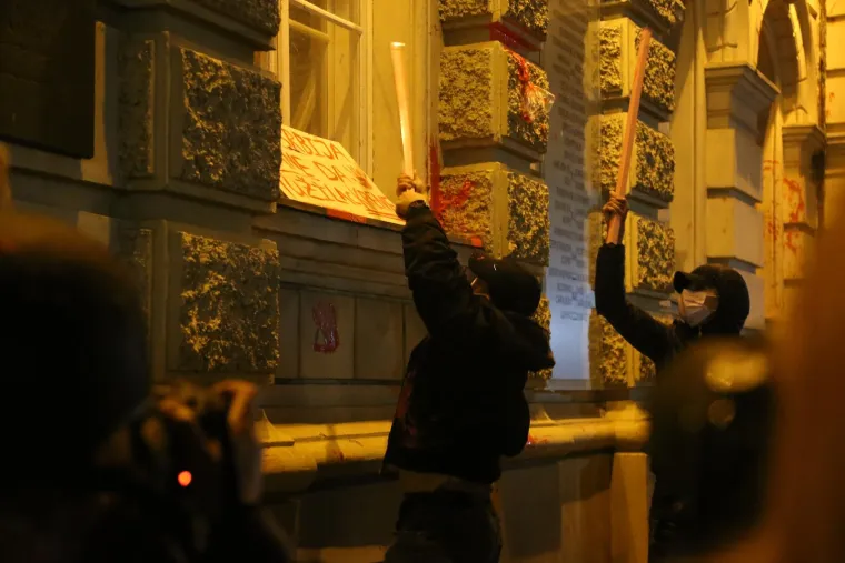 Fekalije, suzavac, razbijeni prozori i vrata. Ovo je prosvjed u Novom Sadu zbog smrti 14 osoba na Željezničkoj stanici