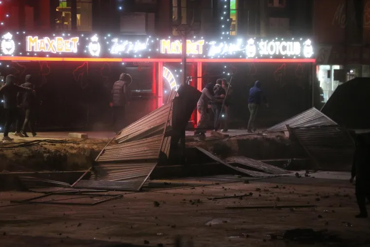 Fekalije, suzavac, razbijeni prozori i vrata. Ovo je prosvjed u Novom Sadu zbog smrti 14 osoba na Željezničkoj stanici