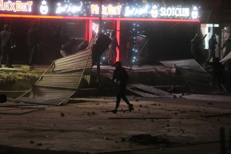 Fekalije, suzavac, razbijeni prozori i vrata. Ovo je prosvjed u Novom Sadu zbog smrti 14 osoba na Željezničkoj stanici