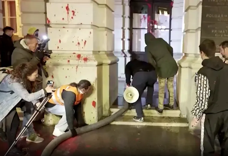 Fekalije, suzavac, razbijeni prozori i vrata. Ovo je prosvjed u Novom Sadu zbog smrti 14 osoba na Željezničkoj stanici