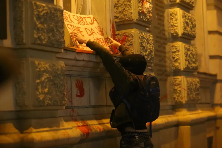 Fekalije, suzavac, razbijeni prozori i vrata. Ovo je prosvjed u Novom Sadu zbog smrti 14 osoba na Željezničkoj stanici