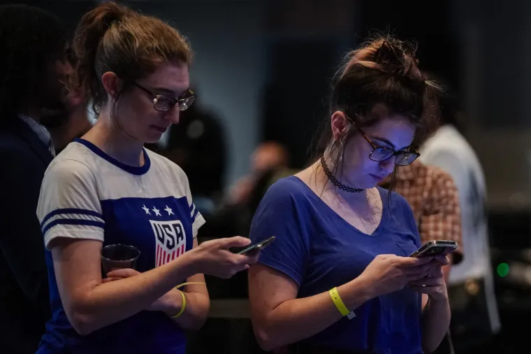 Noć neizvjesnosti u Americi: Suze, očaj i strah na licima Kamalinih pristaša