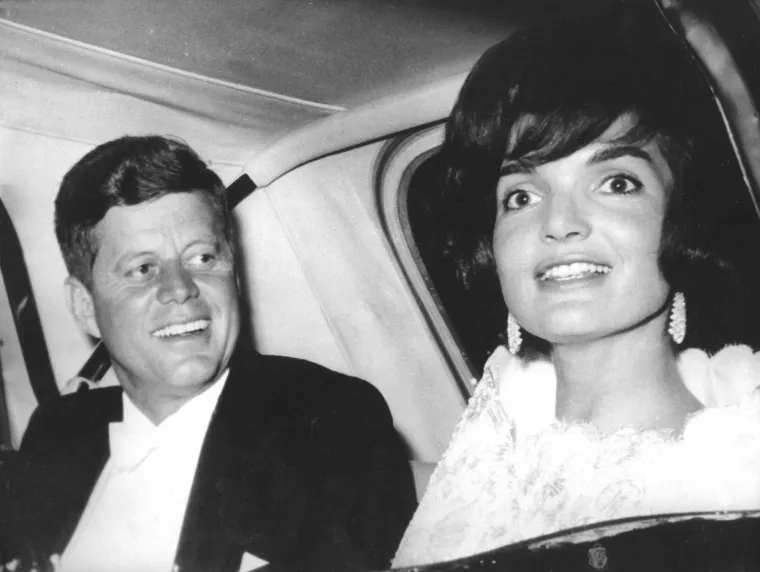 Jackie Kennedy ostala je zapamćena kao ikona stila, sofisticiranosti i elegancije. Kao prva dama SAD-a, transformirala je ulogu koju je preuzela tako da je unijela u Bijelu kuću duh kulture, umjetnosti i ljepote.