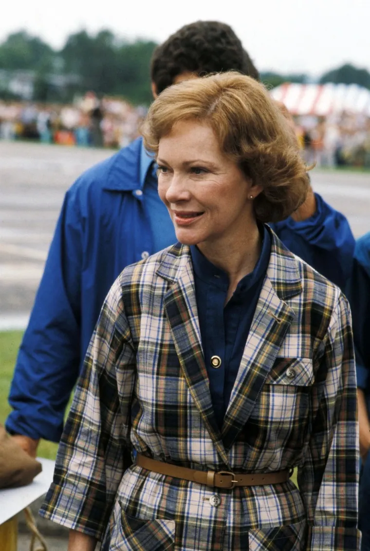 Rosalynn Carter, supruga Jimmyja Cartera, 39. predsjednika Sjedinjenih Američkih Država, bila je prva dama od 1977. do 1981. godine. Istaknula se kao jedna od najangažiranijih prvih dama svog vremena koja je promicala važnost mentalnog zdravlja i socijalnih pitanja. 