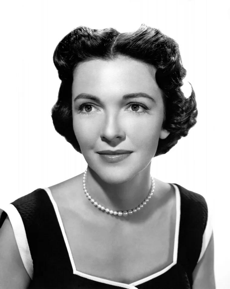Nancy Reagan, supruga Ronalda Reagana, 40. predsjednika Sjedinjenih Američkih Država, bila je prva dama od 1981. do 1989. godine. Poznata po svojoj gracioznosti i predanosti suprugu, Nancy je imala ključnu ulogu u njegovoj političkoj karijeri tako da je iz sjene donosila važne odluke.