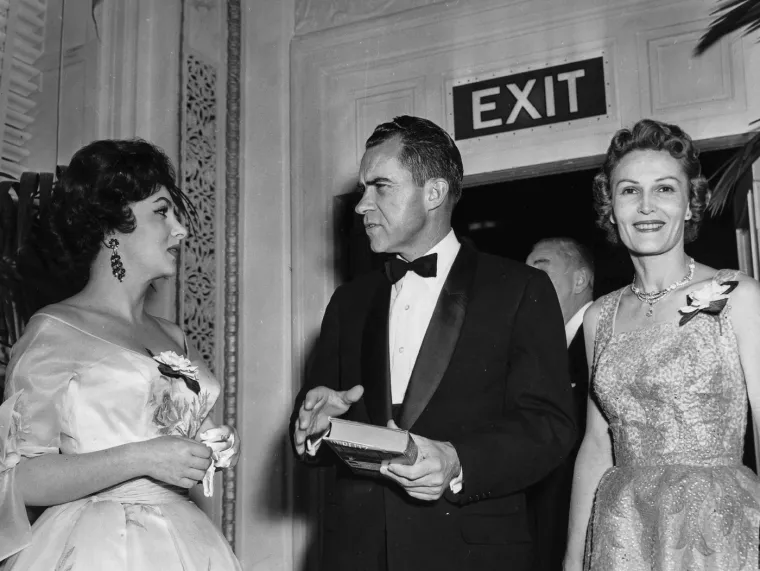 Pat Nixon, supruga Richarda Nixona, 37. predsjednika Sjedinjenih Američkih Država, bila je prva dama od 1969. do 1974. godine. Poznata po svojoj radnoj etici i snažnom osjećaju za javnu službu, Pat je bila aktivna u humanitarnim projektima i putovala širom svijeta, a često je posjećivala i bolnice, škole i dječje domove. 