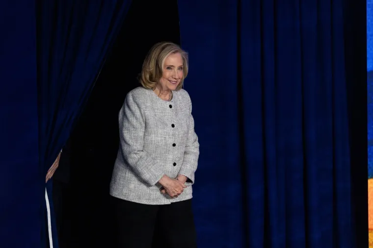 Nakon uloge prve dame, nastavila je političku karijeru kao senatorica, državna tajnica i prva žena u povijesti koja je bila predsjednička kandidatkinja velike stranke.