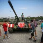 Tenk pored sportskog objekta izaziva čuđenje.