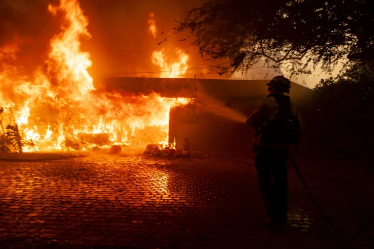 Stravičan požar pusto&scaron;i Kaliforniju: Gore domovi, polja, životinje, tisuće se evakuiraju