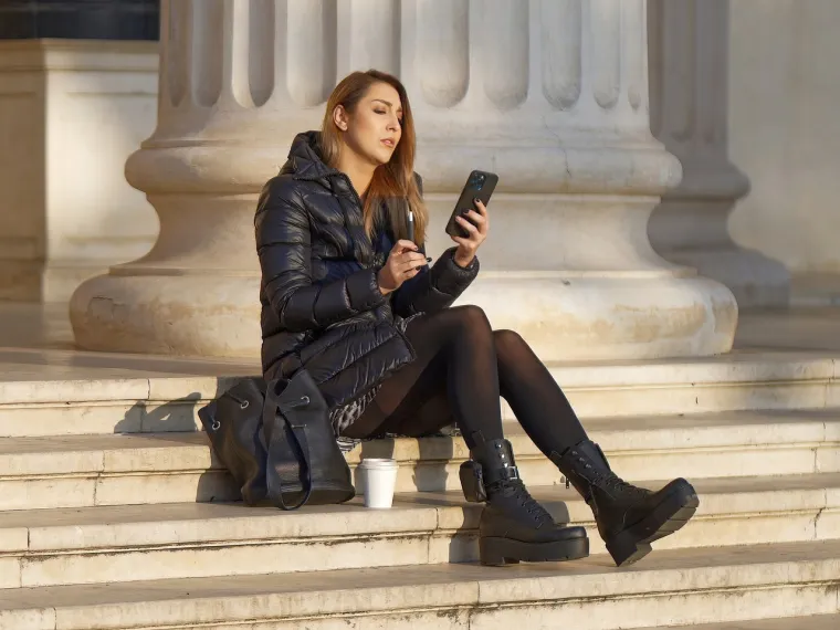 7. Sve što ste rekli Siri ili Google asistentu: Virtualni pomoćnici poput Siri ili Google asistenta bilježe sva vaša pitanja i zahtjeve. Ovi podaci pomažu poboljšanju usluga, ali također pohranjuju potencijalno osjetljive informacije.