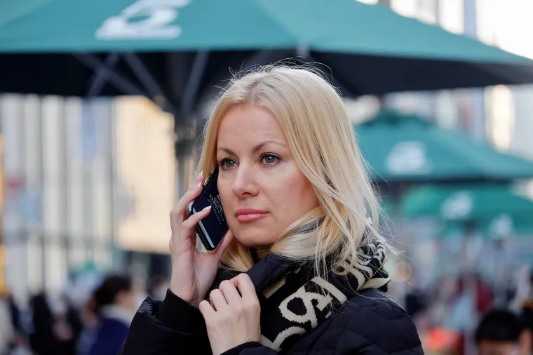 13. Vaše kontakte: Vaš telefon pristupa vašem popisu kontakata i zapisima vaših najčešćih poziva i poruka, otkrivajući vaše redovite interakcije i prirodi vaših odnosa.