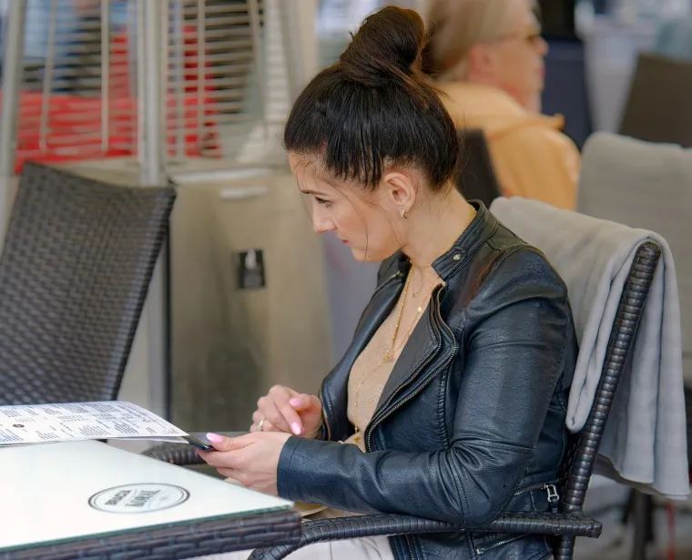 25. Va&scaron;a omiljena mjesta za jelo: Neke lokacijske usluge i aplikacije prate restorane koje posjećujete. Ove informacije ne samo da kroje preporuke, već i stvaraju profil va&scaron;ih preferencija i prehrambenih navika. 