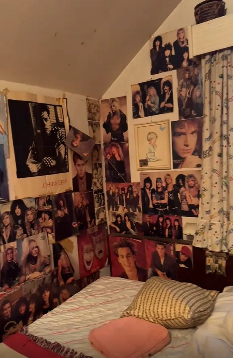 Zidovi su prekriveni posterima ikoničnih rock bendova poput Def Lepparda, Whitesnakea i Motley Crüea, a tamo su se našli i Johnny Depp i The Edge iz grupe U2.