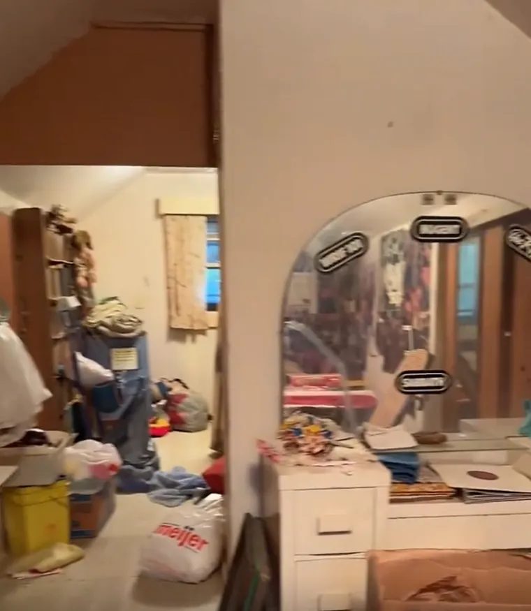 Dok je pažljivo otkrivala svaki detalj, preplavio ju je osjećaj bliskosti s dijelovima života koje nikada nije mogla dijeliti sa svojom sestrom.