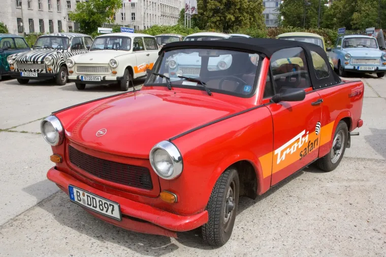 Trabant je bio opremljen dvotaktnim motorom s dva cilindra, koji je bio poznat po karakterističnom zvuku.
