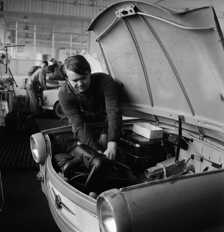 Tijekom proizvodnje, Trabant je doživio nekoliko iteracija -  Trabant 500 (1957. - 1962.), Trabant 600 (1962. - 1964.), Trabant 601 (1964. - 1990.), Trabant 1.1 (1990. - 1991.), Trabant 601 bio je najdugovječniji i najpoznatiji model, a cestama je "jurio" uz maksimalnu brzinu od 107 kilometara na sat. 