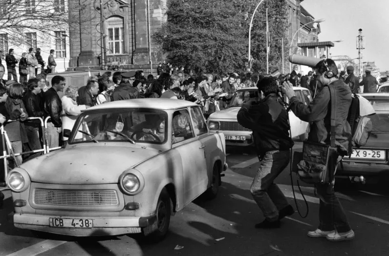Kada je 1989. godine pao Berlinski zid, Trabant je postao simbol oslobođenja. Naime, tisuće istočnih Nijemaca pre&scaron;lo je granicu u svojim Trabantima &scaron;to je stvorilo nezaboravne prizore koji su obi&scaron;li svijet. Te slike postale su ujedno prikaz pada komunizma u Europi.
